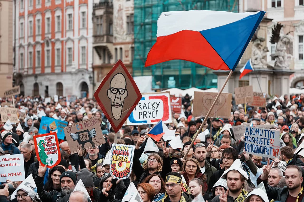 У Празі сотні людей протестували проти скасування ліцензійних зборів на телебачення