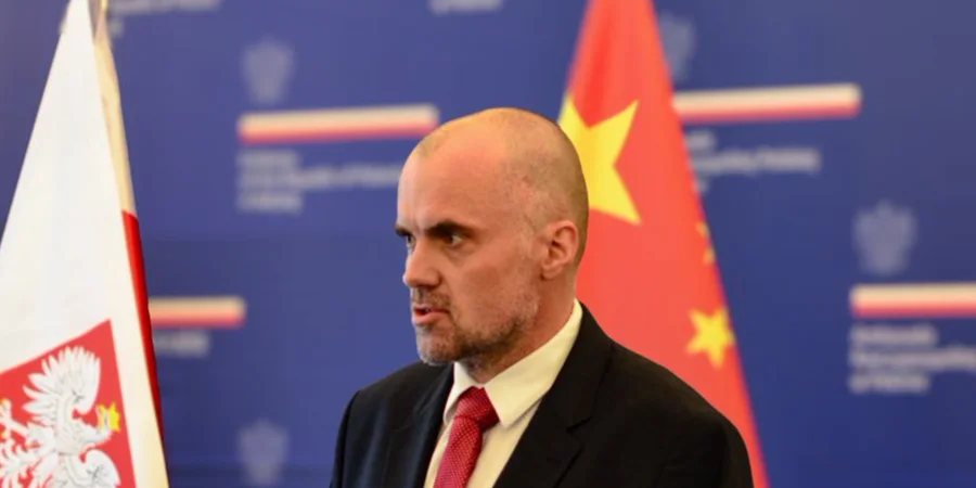Посол Польщі в Китаї Якуб Кумох подав у відставку через кризу довкола Конституційного трибуналу