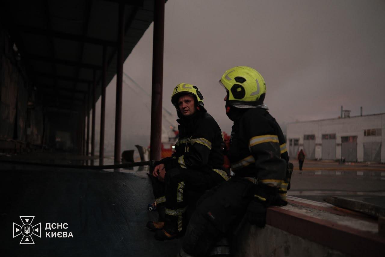 Масована атака РФ на Київщину спричинила пожежі на підприємствах і складах