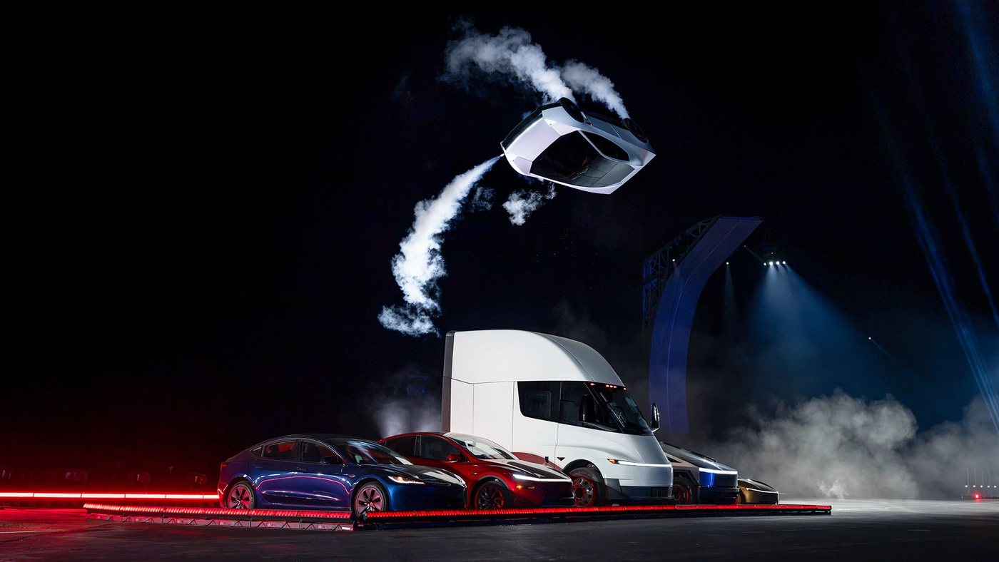 Tesla показала Roadster Rocket із реактивними соплами та стрибками над землею