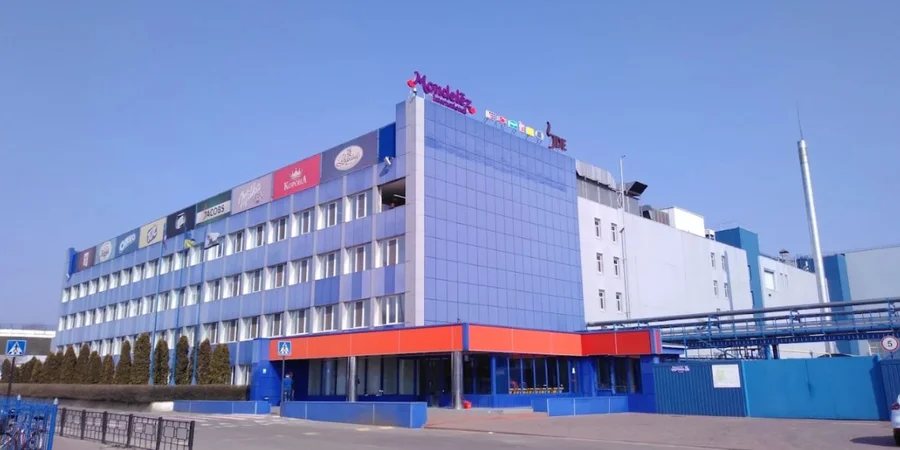 РФ вдарила безпілотниками по заводу Mondelēz на Сумщині, поранені працівники