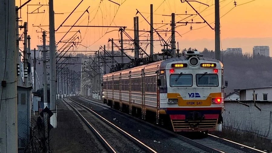 Через російські атаки в Києві зупинили рух Kyiv City Express і затримуються тролейбуси