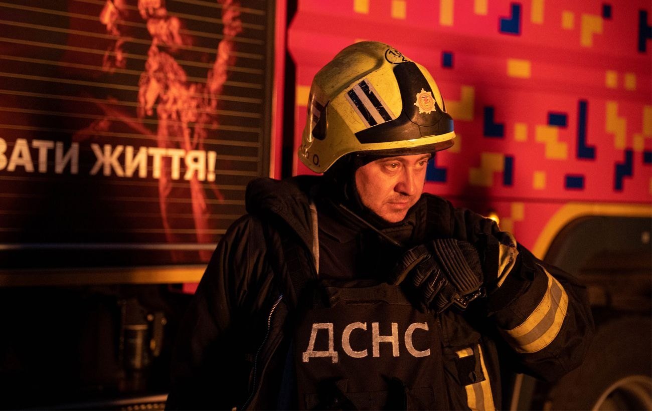 РФ атакувала дронами Київ і Харків: палає офісна будівля, пошкоджені авто, є постраждалі