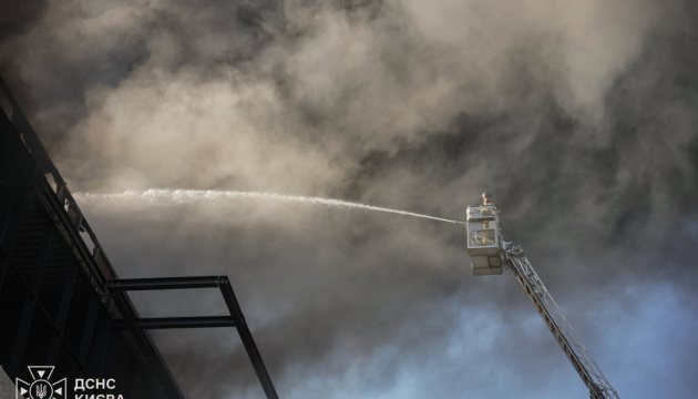 У Голосіївському районі Києва через падіння уламків дрона РФ виникла ще одна пожежа, є загиблий і поранений
