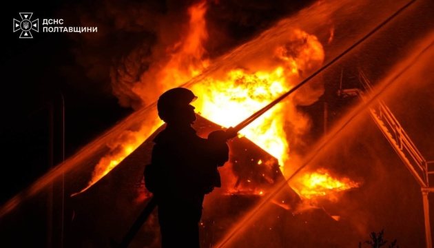 Росіяни вдарили по підприємству на Полтавщині, виникла пожежа
