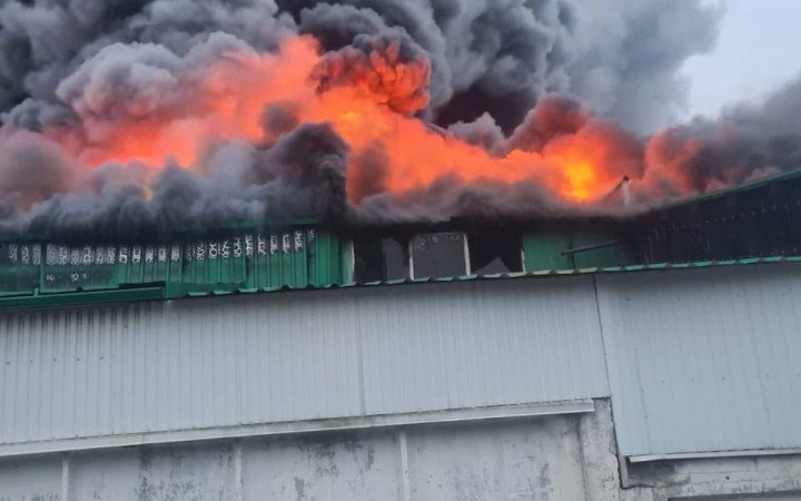 Російські дрони вдарили по підприємству в Маневичах на Волині, виникла масштабна пожежа