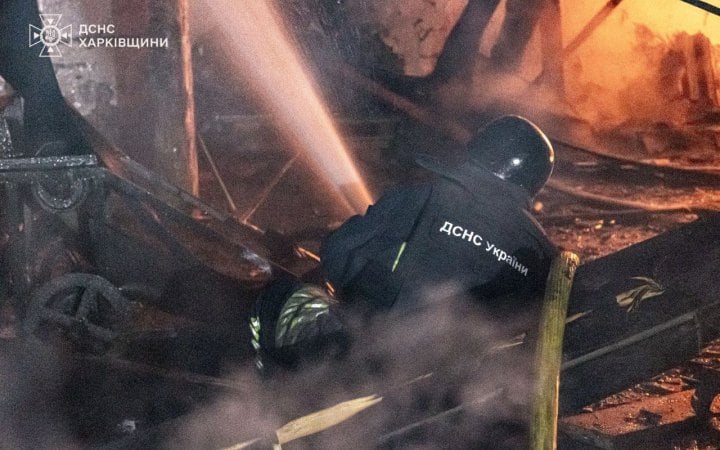 Російська авіабомба влучила в п’ятиповерхівку в Ізюмі, під завалами можуть бути люди