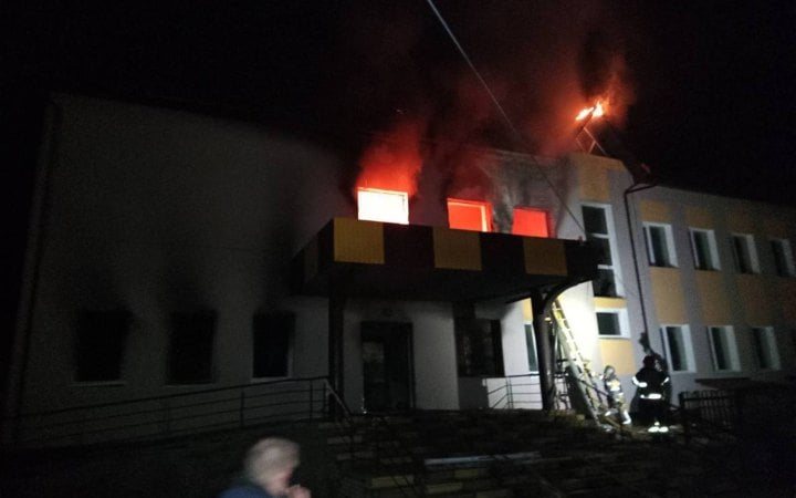 Російський дрон влучив у ліцей на Київщині: виникла пожежа, постраждалих немає