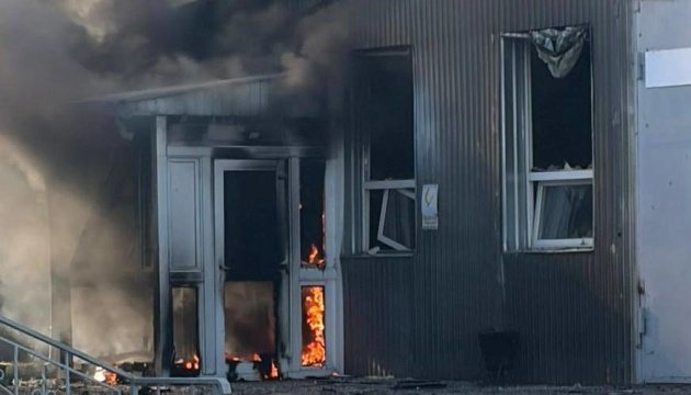 У Броварах через падіння уламків дрона виникла пожежа на підприємстві