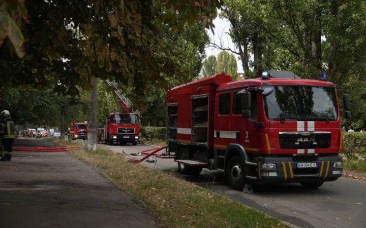 Удар дронів по Києву: поранені, часткове руйнування житлового будинку та пожежі