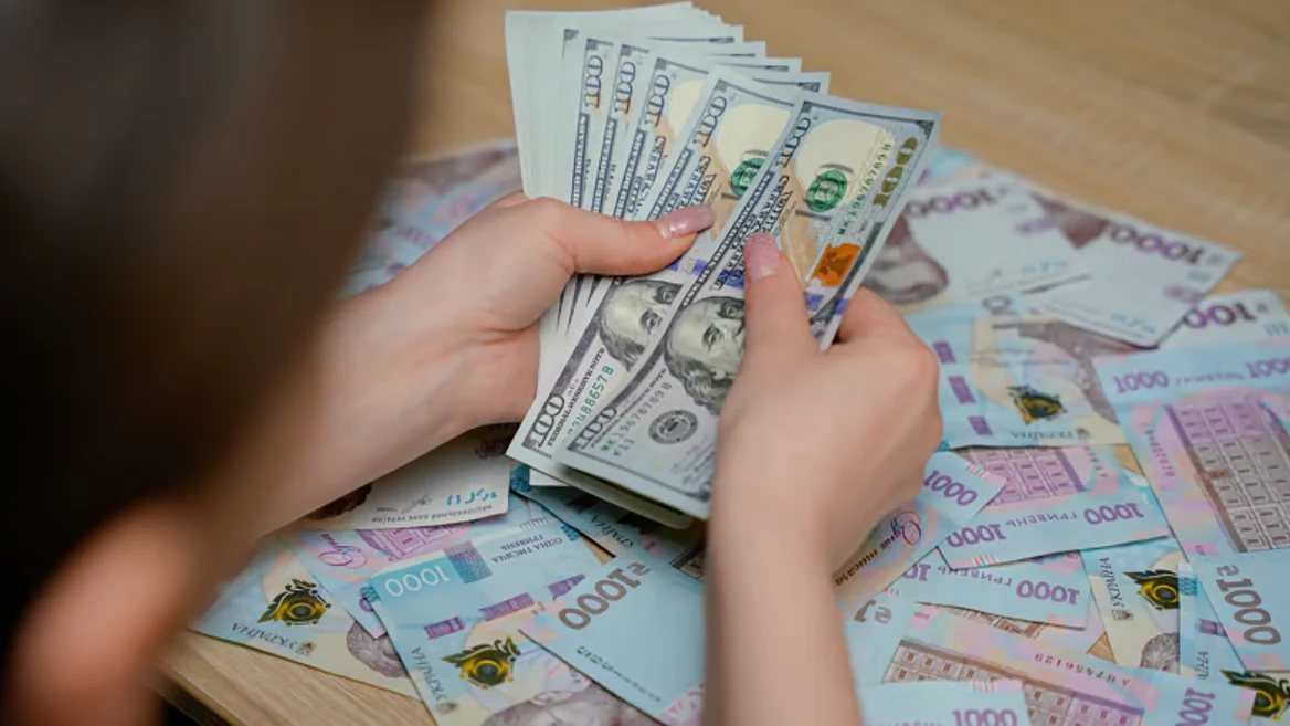 Офіційний курс долара вперше перевищив 45 гривень