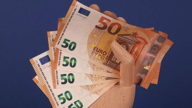 Курс валют в Україні 25 серпня: скільки коштують долар та євро