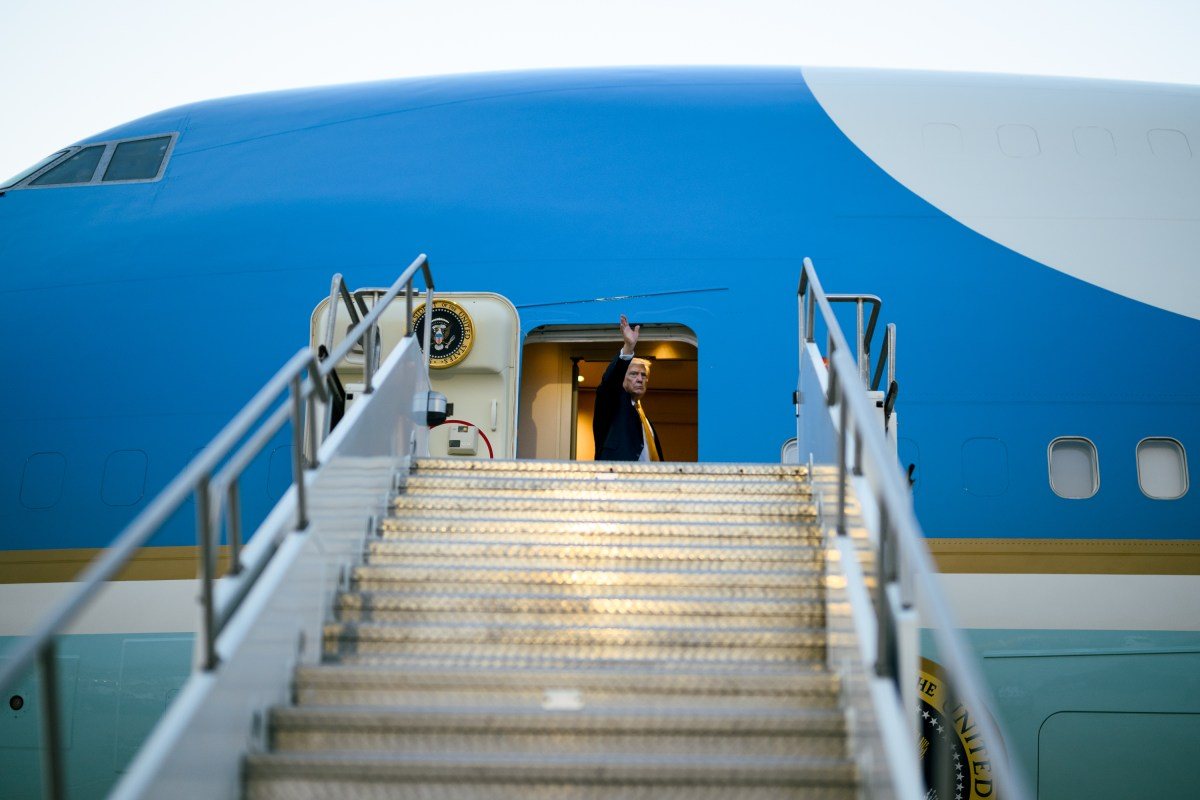 Трамп виїхав з Air Force One у кейтеринговій машині після саміту НАТО