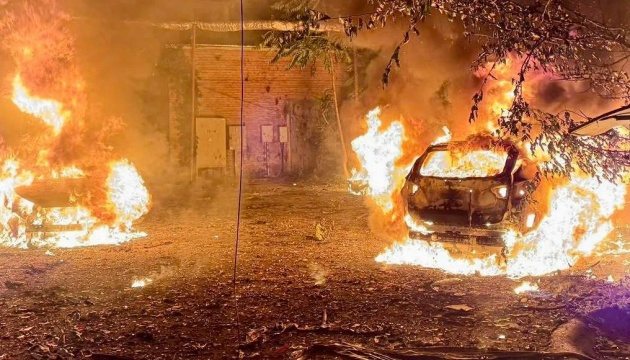 Російські війська атакували багатоповерхівку в Дніпрі: пожежа, постраждала жінка