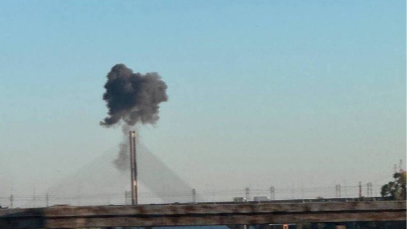 Росіяни знову вдарили по Південному мосту в Києві, рух закрито
