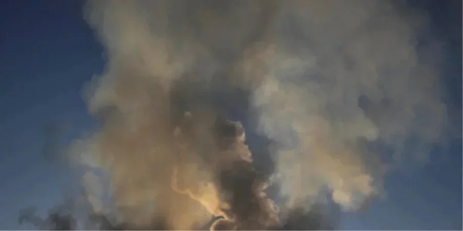 Російський дрон влучив у багатоквартирний будинок у Сумах, виникла пожежа