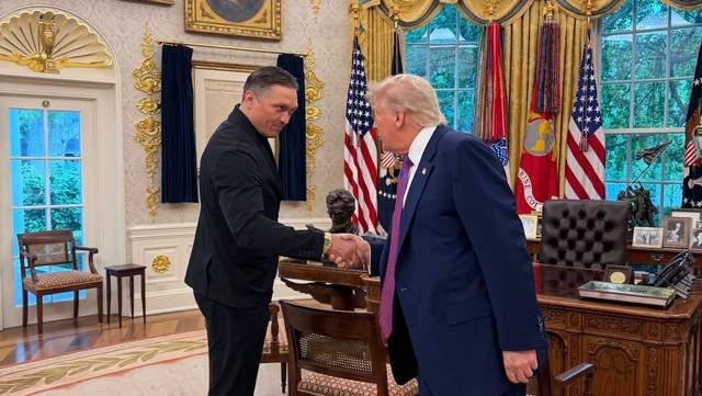 Усик пояснив Трампу різницю між українцями та росіянами жестом на серце і голову