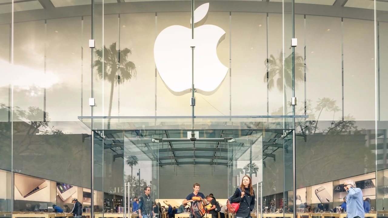 Apple вперше закрила торги з капіталізацією понад $5 трлн