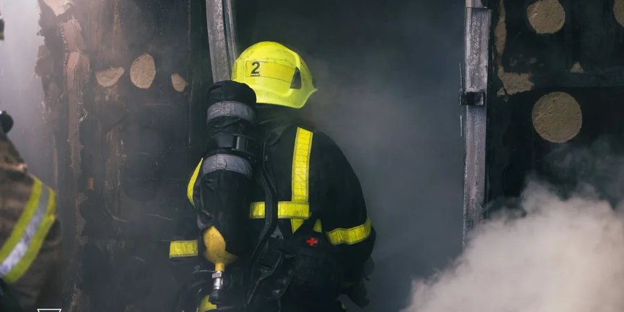 Нічна атака РФ на Рівненщині: пошкоджено цивільне підприємство, сталася пожежа, людей евакуювали