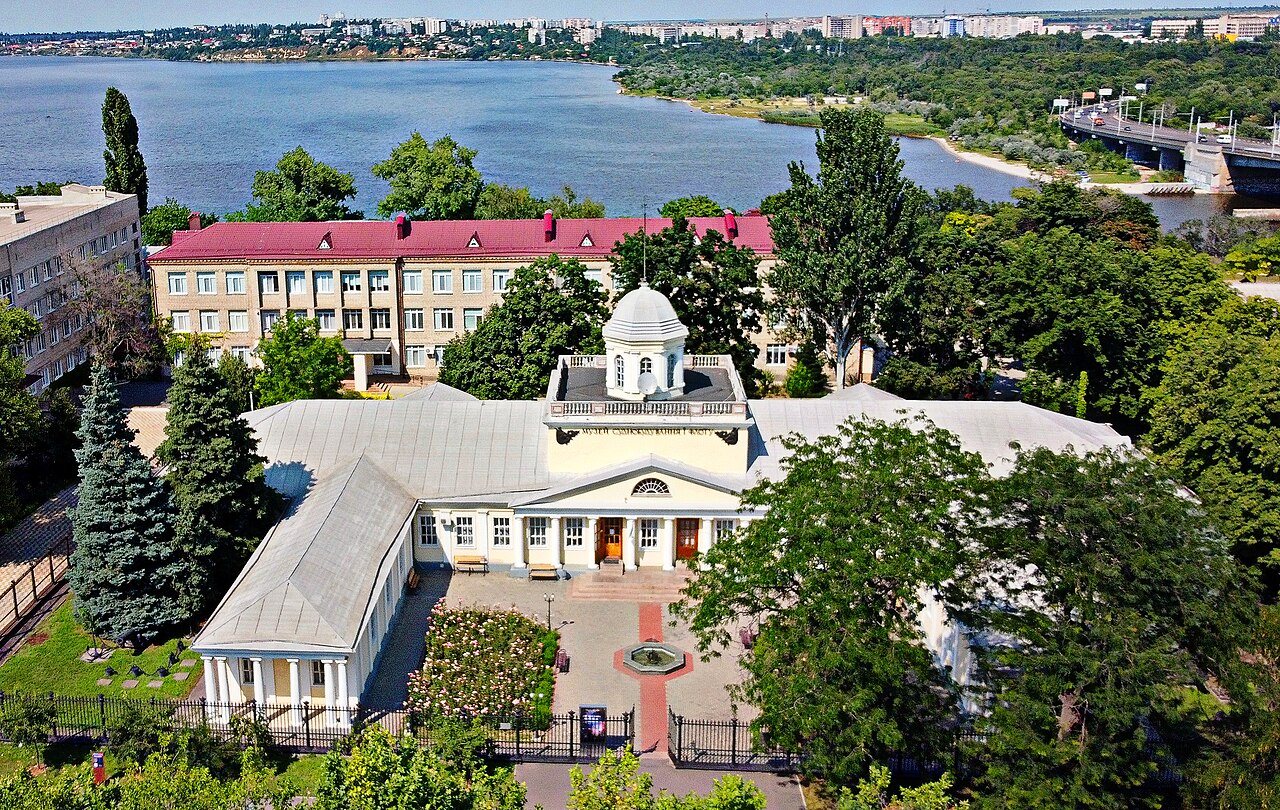 Російський дрон влучив по житловому сектору Миколаєва: пошкоджено чотири будинки