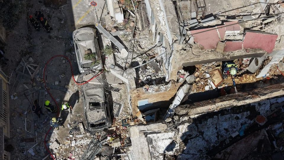 Вибух у центрі Афін: під завалами знайшли тіло загиблої, п'ятьох людей шукають