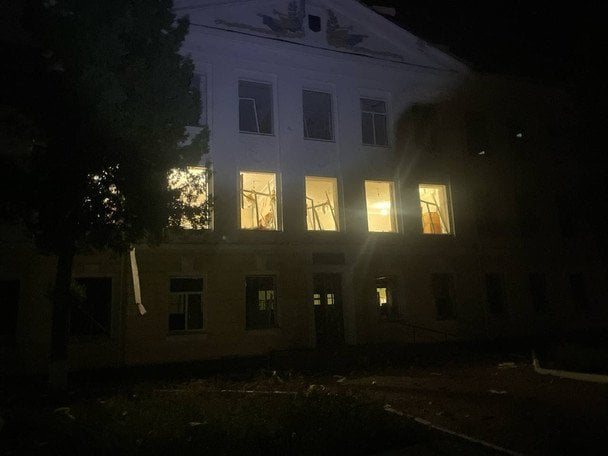 Російські дрони масовано атакували Конотоп: пошкоджено лікарні, школу та залізницю