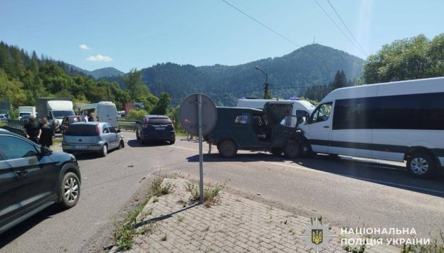 На Закарпатті в ДТП за участю двох автівок і мікроавтобуса постраждали 13 людей, серед них четверо дітей