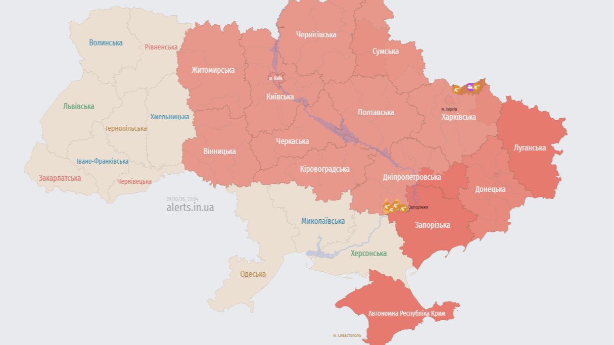 Росія атакувала Київ балістикою, у Дарницькому районі горять складські будівлі