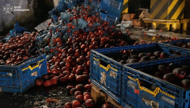 Атака РФ на Київщину: пожежа на складах, троє постраждалих, одну жінку шукають під завалами