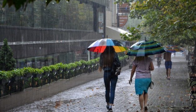 Синоптики попереджають про штормову небезпеку: неділя в Україні буде дощовою, місцями до +30°