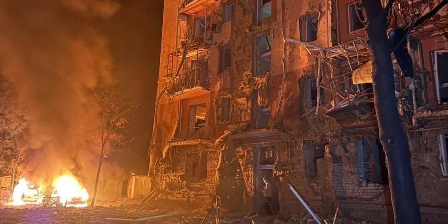 Нічна атака РФ: пошкоджено будинки в Запоріжжі, удар по підприємству в Кривому Розі, на Херсонщині загинув водій швидкої
