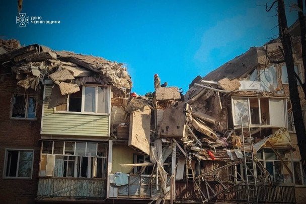 Ракетний удар РФ по Прилуках: п'ятеро загиблих, серед них дитина, рятувальники шукають людей під завалами