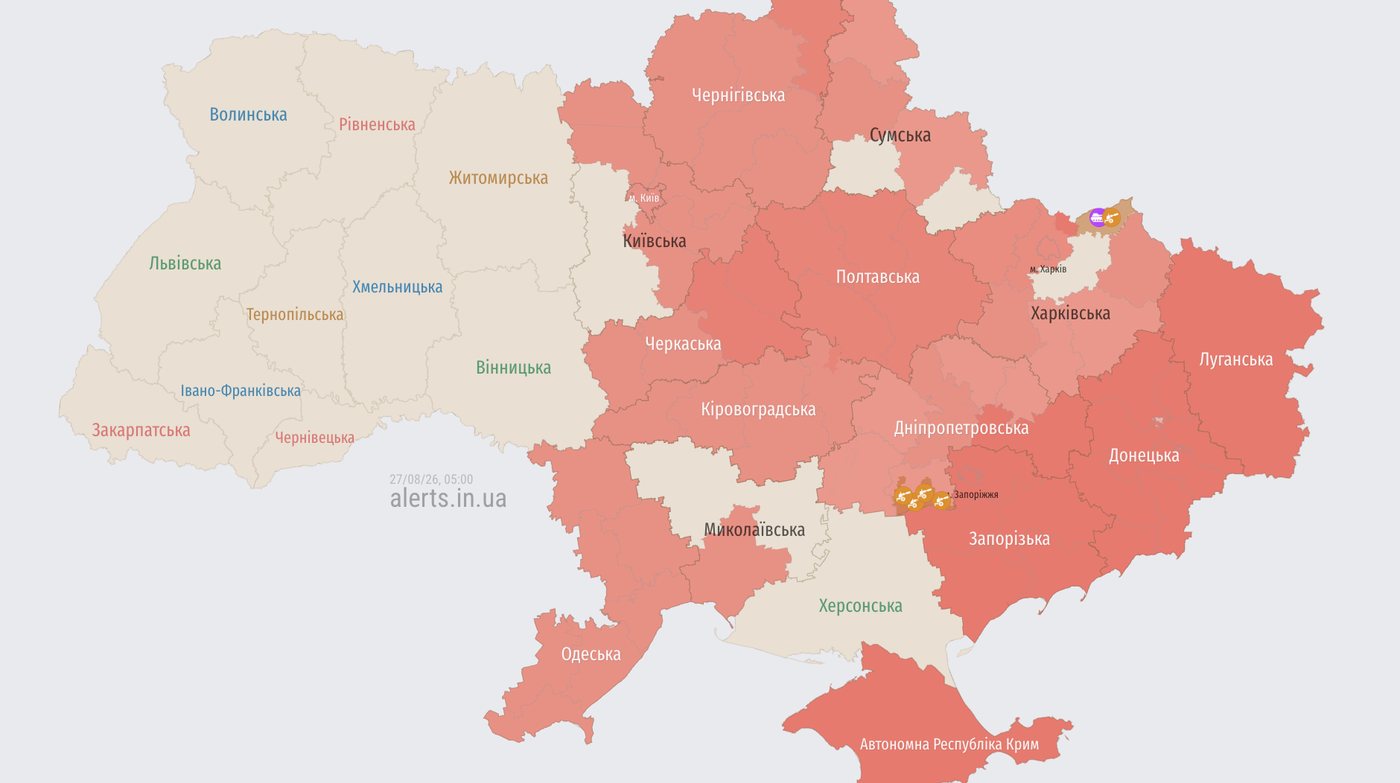 У Києві уламки ракет упали біля житлового будинку та на території школи
